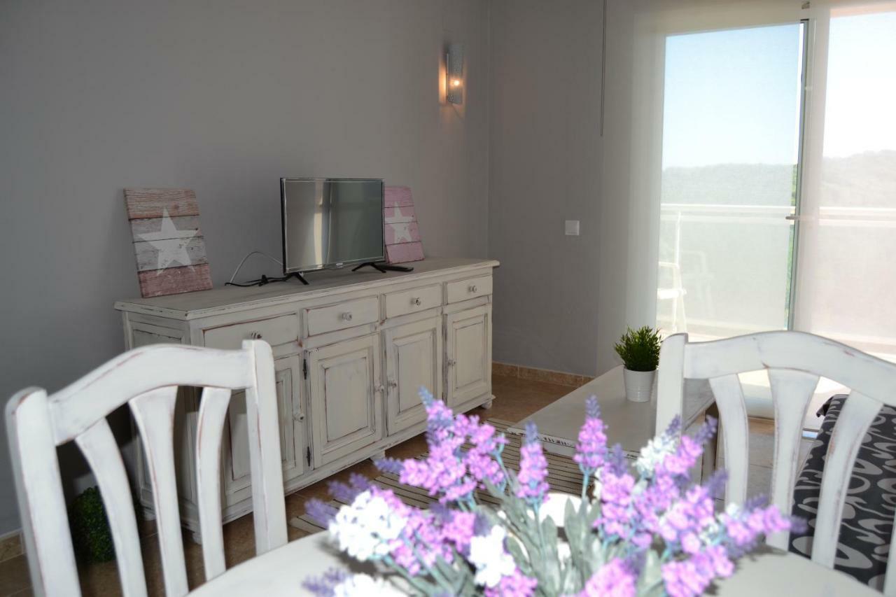 Lovely Familiar Apartment With Pool In Cap 살루 외부 사진